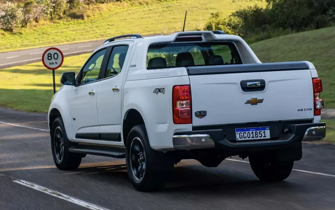 Caçamba generosa com capacidade de 1061 litros. Carga útil de 1049 kg, tornando a S10 High Country ideal para trabalhos pesados e transporte eficiente.