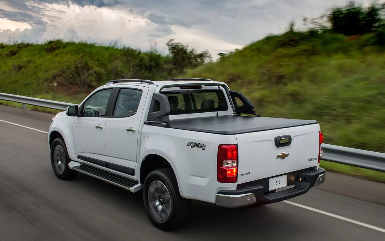 Desempenho excepcional: Motor de 4 cilindros em linha, tração traseira e transmissão manual de 6 marchas garantem uma condução potente e ágil.