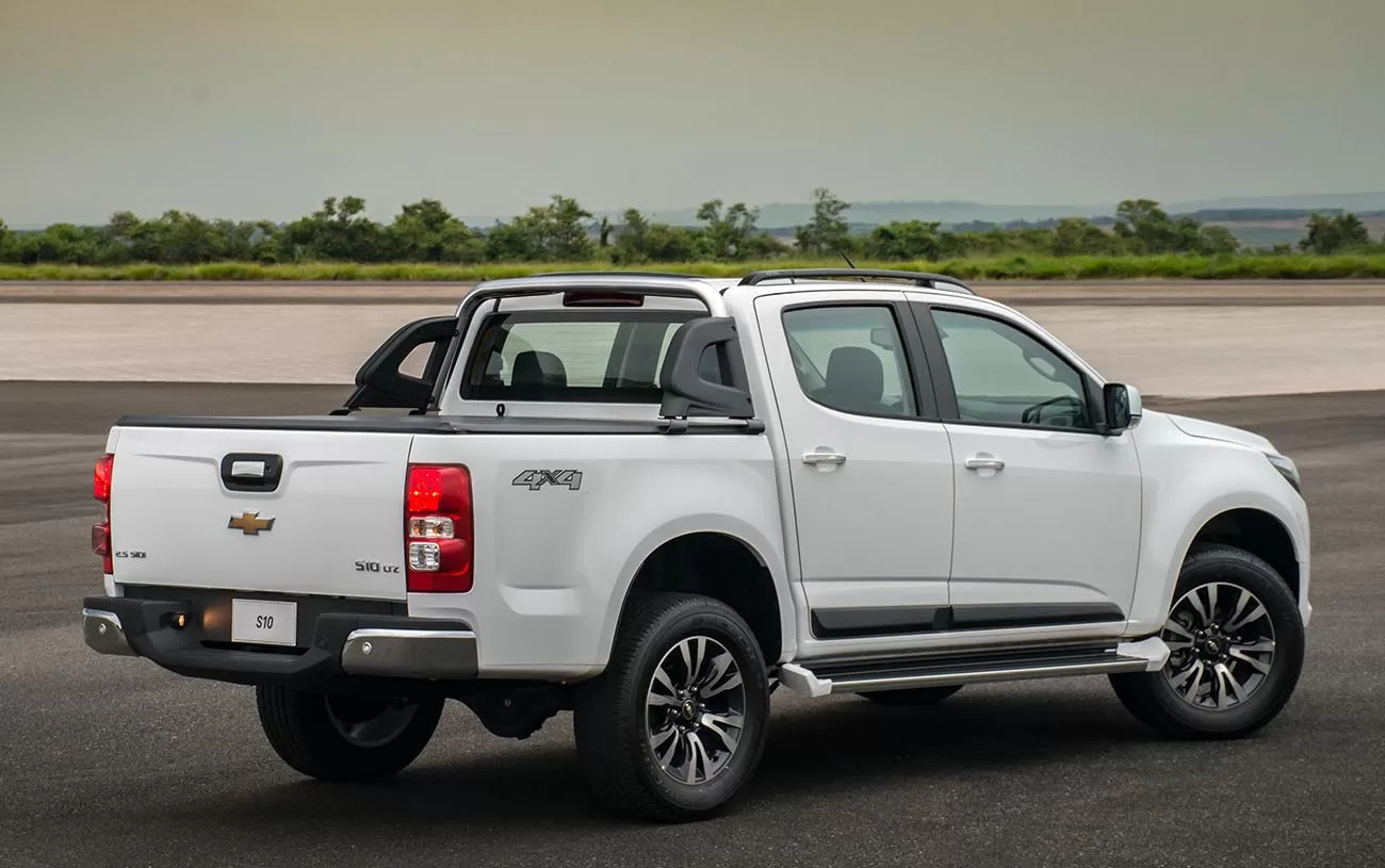 A caçamba da S10 LTZ 2.5 4x2 CD 2017 tem capacidade de 1570 litros, ideal para cargas volumosas. Sua carga útil é de 915 kg.