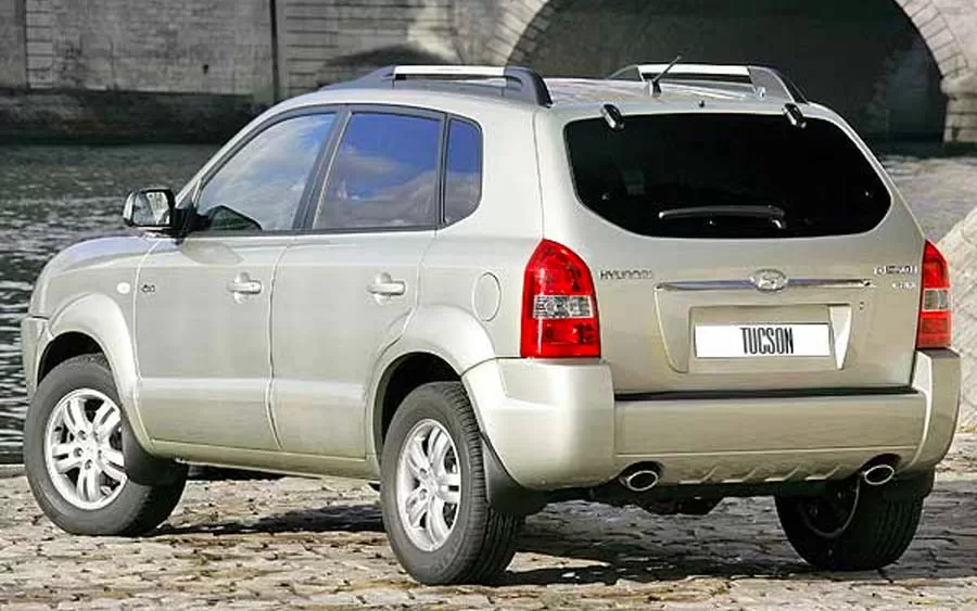 Segurança: Equipado com freios ABS, airbags frontais, faróis de neblina e travamento central das portas, o Hyundai Tucson GLS 2.0 2006 proporciona segurança e tranquilidade aos seus ocupantes.