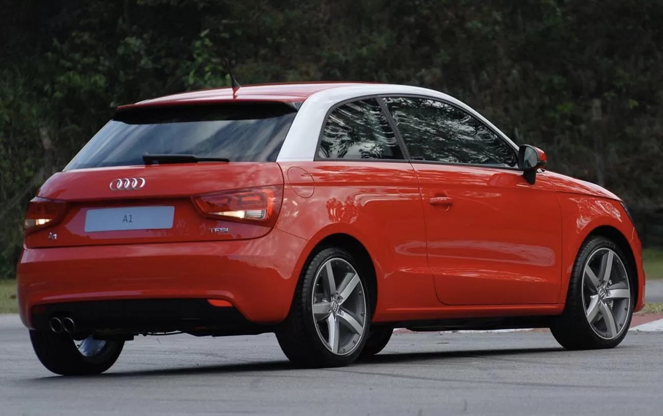 Desempenho: O Audi A1 Attraction 1.4 TFSi de 2011 atinge 0 a 100 km/h em 8,9 segundos, com uma velocidade máxima de 203 km/h.