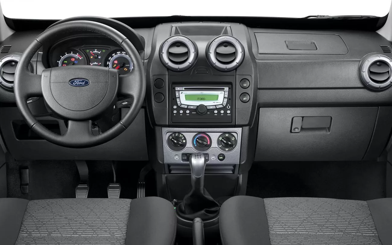 Interior: Espaçoso e confortável, com ar-condicionado, ajuste de altura do banco do motorista, volante multifuncional e conectividade Bluetooth.