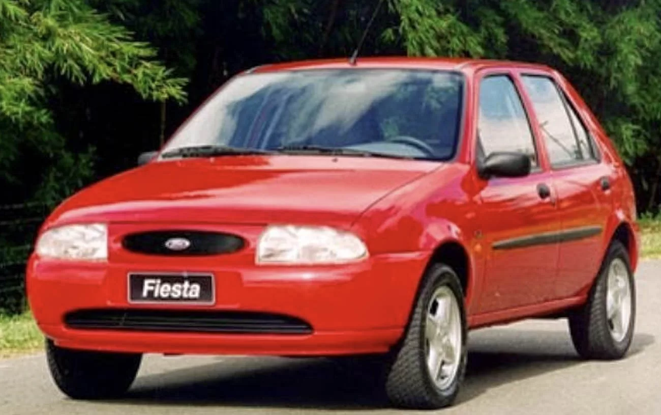 Desempenho: O Ford Fiesta CLX 1.4 16V alcança 100 km/h em 11,4 segundos, atingindo 178 km/h de velocidade máxima.