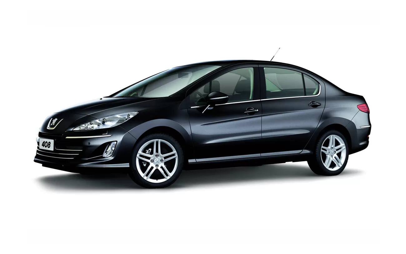 No coração da linha sedan, o Peugeot 408 Griffe 1.6 Turbo AT oferece equilíbrio entre mobilidade diária e viagens longas. Sua versatilidade o torna uma escolha favorita entre os motoristas.