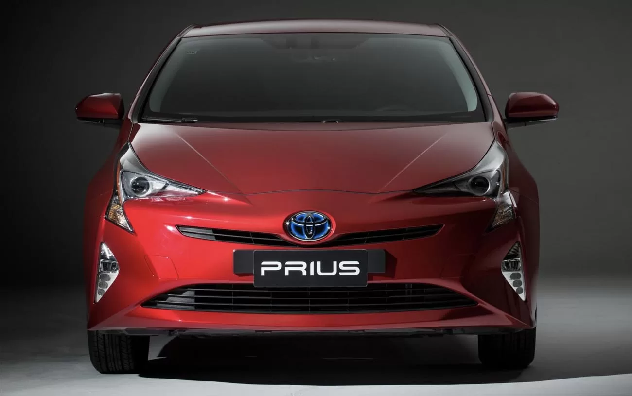 Desempenho: O Toyota Prius oferece uma experiência de condução equilibrada e eficiente, combinando um motor a combustão de 98 cv com um motor elétrico de 72 cv.