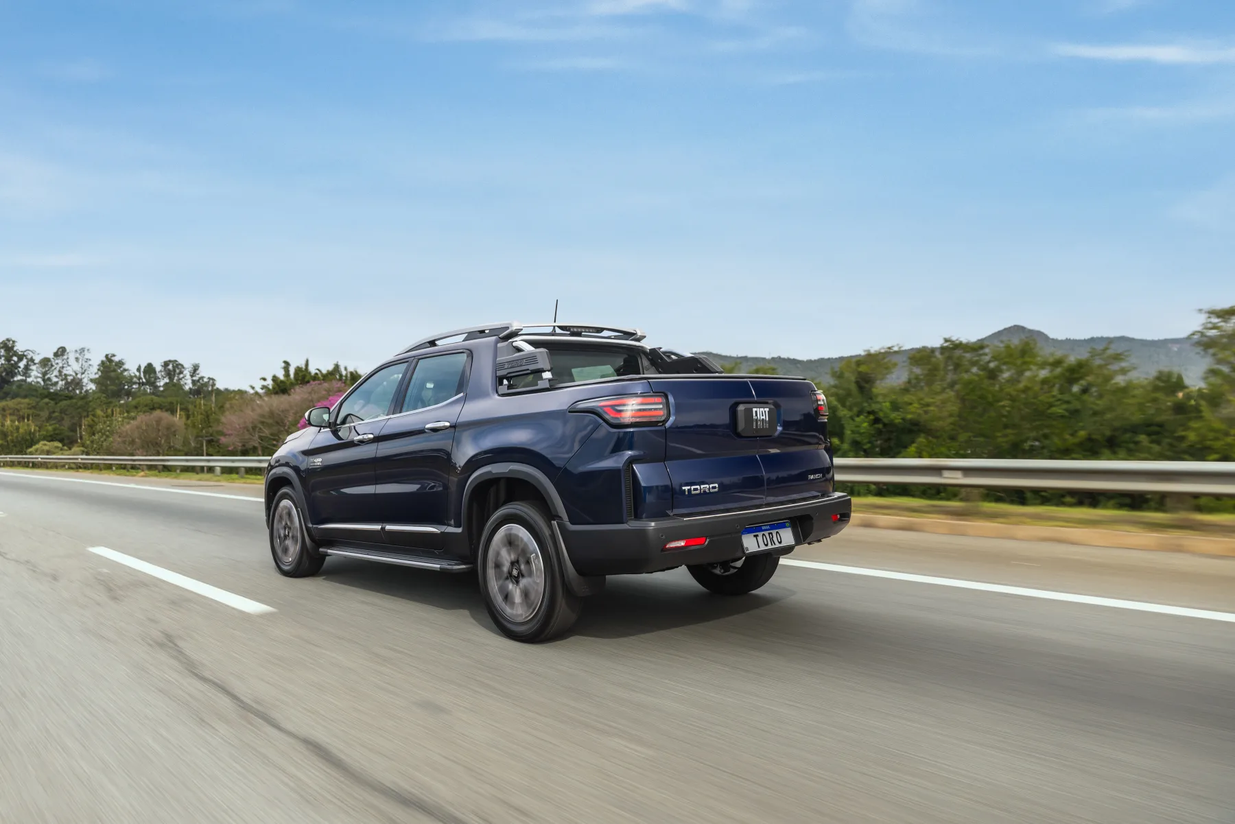 A Fiat Toro Ranch 2.2 Turbo Diesel 2026 combina força e conforto para quem busca desempenho e requinte. Seu motor de 200 cv garante respostas rápidas e potência em qualquer terreno.
