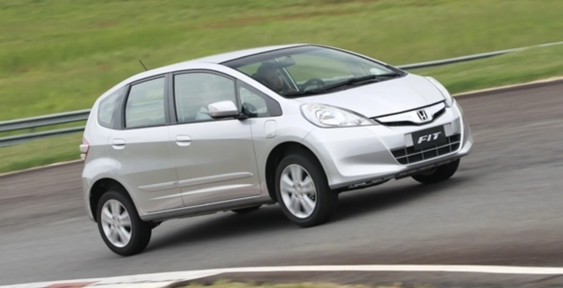 O Honda Fit 2012 segue como um dos usados mais seguros para quem quer previsibilidade. A combinação de consumo baixo, manutenção simples e espaço versátil continua relevante no mercado.