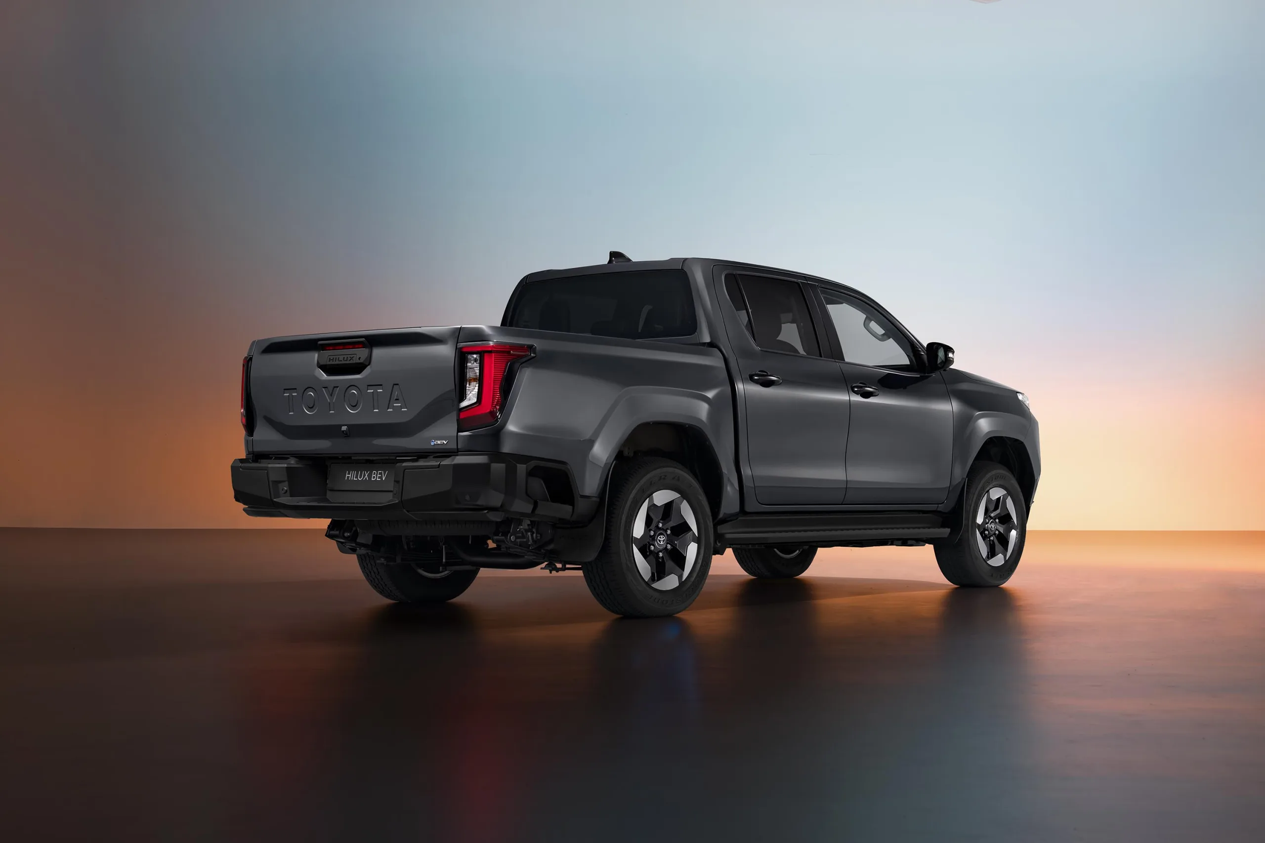 O ponto forte está no conjunto elétrico e híbrido, que reduz vibração, melhora conforto e entrega respostas mais suaves para quem usa a picape tanto na cidade quanto na estrada.