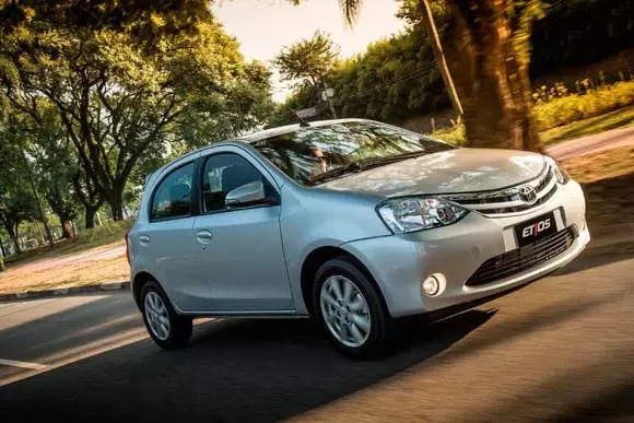 Toyota Etios  Platinum 1.5 AT  2017: Preço, Consumo, Desempenho e Ficha Técnica