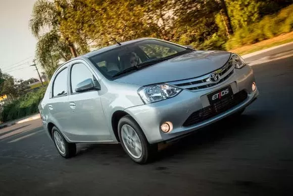 Toyota Etios Sedan  Platinum 1.5 AT  2017: Preço, Consumo, Desempenho e Ficha Técnica